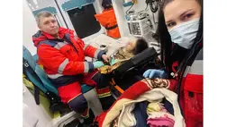 Nem mindennapi otthonszülés Nagyberegen – mobiltelefonok fényénél segítettek világra egy kisfiút. Fotó: fb/103zakarpat