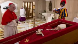 Pietro Parolin olasz bíboros, szentszéki államtitkár áll Ferenc pápa nyitott koporsójánál a Szent Márta-ház kápolnájában 2025. április 21-én (Fotó: MTI/EPA/Vatikáni Média)