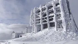 A Kárpátokban április 7-én -18 °C-ot mértek, hó esett és erős szél fújt. A Pop Iván csúcson lévő „Fehér elefánt” obszervatóriumot vastag hó és zúzmara borította be. Fotó: DSZNSZ