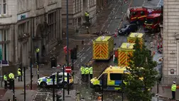 Rendőrök, mentősök és tűzoltók a liverpooli Liver Building közelében, ahol autó hajtott a Liverpool futballcsapatának bajnoki győzelmét ünneplő tömegbe a nagyváros központjában 2025. május 26-án (Fotó: MTI/EPA/Adam Vaughan)