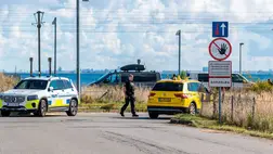 Rendőrök vizsgálják a koppenhágai repülőtér környékét az előző napi drónaktivitás miatt 2025. szeptember 23-án (Fotó: MTI/EPA/Ritzau/Steven Knap)