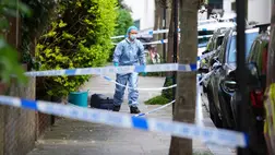 Rendőrségi szalag zárja le a helyszínt, miután kisebb tűz ütött ki Keir Starmer brit miniszterelnök londoni házában (Fotó: MTI/AP/PA/James Manning)