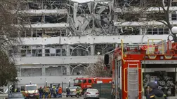 Romos épületnél mentők Kijevben 2025. április 6-án (Fotó: MTI/EPA/Szerhij Dolzsenko)