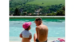 Stohl András fia és legkisebb lánya: a göndör hajú Bella imádva nézi a tesóját