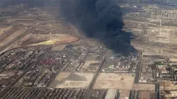 Sűrű fekete füst tör a magasba a Bandar-Abbász kikötőjében történt robbanás helyszínén a Maszúd Peszeskján iráni elnököt szállító repülőgép fedélzetéről nézve 2025. április 27-én. MTI/EPA/Iráni elnöki hivatal. 