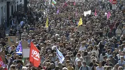 Százezrek tüntettek Franciaországban a tervezett költségvetési megszorítások ellen Fotó: TASR/AP-Mathieu Pattier 