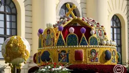 A Szent Korona nevű virágkocsi a debreceni virágkarneválon az államalapítás és államalapító Szent István király ünnepén, 2024. augusztus 20-án. MTI/Czeglédi Zsolt