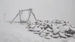 Szeptember 29-én a Kárpátokban leesett a hó. A Píp Ivan csúcson -3 fok volt, erős szél fújt, a turisták számára veszélyes körülmények alakultak ki. Fotó: facebook.com/vasyl.fitsak