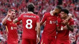 Szoboszlai Dominik, a Liverpool játékosa (b2) ünnepli csapattársaival Luis Diaz (j) egyenlítő gólját az angol első osztályú labdarúgó-bajnokságban játszott Liverpool-Tottenham Hotspur mérkőzésen Liverpoolban 2025. április 27-én. MTI/EPA/Adam Vaughan