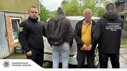 A técsői rendőrök elfogtak egy férfit, aki 8000 dollárért próbált meg egy katonaköteles ukrán férfi átcsempészni a román határon át. Fotó: Ukrán Nemzeti Rendőrség