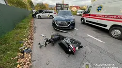 Técsőn egy 14 éves lány elvesztette uralmát mopedje felett és összeütközött egy Audi gépkocsival. Fotó: Ukrán Nemzeti Rendőrség
