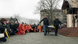 Munkácson végső búcsút vettek a háborúban elesett 42 éves Jevhen Karpinec őrnagytól. Fotó: Munkácsi Városi Tanács