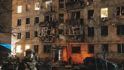 Orosz dróntámadásban súlyosan megrongálódott lakóépület a kelet-ukrajnai Dnyipróban 2025. március 29-én. (Fotó: MTI/EPA/Arszen Dzodzajev)