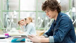 Tömegesen távoznak külföldre a végzős ukrán iskolások – fiúk és lányok – a nemzeti multidiszciplináris teszt előtt. Illusztráció. Fotó: Internet