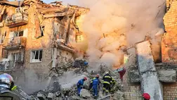 Tűzoltók dolgoznak egy orosz rakétatámadásban megsemmisült lakóház romjai között Kijevben 2025. augusztus 28-án (Fotó: MTI/AP/Efrem Lukackij)