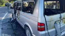 Tűzoltók oltották el a kigyulladt autót a Kijev–Csap főúton. Fotó: DSZNSZ