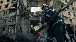 Tűzoltók órákon át takarítják el a romokat, hogy megtalálják az eltűnteket a 2024. szeptember 24-i légitámadás után Harkivban, Ukrajnában. Fotó: Nikoletta Stoyanova / Getty Images)