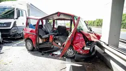 Ukrán kamion tarolta le a feltorlódott kocsisort Magyarországon . Fotó: Takács József