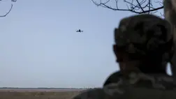 Ukrán katona figyeli egy drón landolását 2023. október 3-án Kurdyumivka város közelében. Fotó: Anadolu / Getty Images