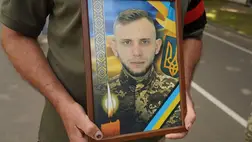 Két év elteltével azonosították a 23 évesen elesett Olekszandr Anufrij holttestét. Az ungvári hőst katonai tiszteletadással temették el a Dicsőség Dombján. Fotó: Ungvári Városi Tanács