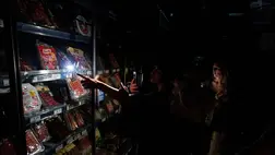 Vásárlók egy pamplonai ABC-áruházban 2025. április 28-án, amikor országos szintű áramszünet volt Spanyolországban és a szomszédos Portugáliában (Fotó: MTI/AP/Miguel Oses)