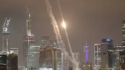 A Vaskupola izraeli rakétaelhárító rendszer tüzel Tel-Avivban egy iráni rakétatámadás alatt, a 2025. június 15-re virradó éjjel.(Fotó: MTI/EPA/Abedin Taherkenareh)