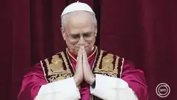 Vatikánváros, 2025. május 8. XIV. Leó pápa köszönti a hívőket a vatikáni Szent Péter-bazilika erkélyéről, miután megválasztották a katolikus egyház 267. pápájává 2025. május 8-án. Robert Francis Prevost amerikai bíborost a pápaválasztásra jogosult bíborosok a vatikáni Sixtus-kápolnában zárt ajtók mögött választották meg az április 21-én, 88 éves korában elhunyt Ferenc pápa utódjának. A 69 éves Prevost az első amerikai pápa a katolikus egyház történetében. MTI/AP/Alessandra Tarantino