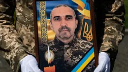 Április közepén Ungváron búcsút vettek Viktor Csinadijtól, aki a Torecki fronton szerzett sérülései miatt hunyt el. A katonát katonai tiszteletadással temették el a Dicsőség Dombján. Fotó: Ungvári Városi Tanács