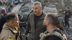 Vitalij Klicsko kijevi polgármester (k) és Ihor Klimenko ukrán belügyminiszter (k, jobbra) egy orosz rakétacsapásban találatot kapott lakóépületnél Kijevben 2025. június 17-én. (Fotó: MTI/EPA/Szerhij Dolzsenko)