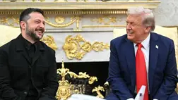 Volodimir Zelenszkij egy háborús veterán golfütőjét adta át Donald Trumpnak, aki cserébe a Fehér Ház jelképes kulcsait nyújtotta át / Fotó: AFP