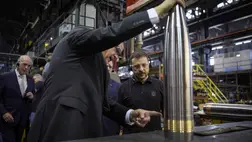 Volodimir Zelenszkij ukrán elnök 155 milliméteres lövedékeket tekint meg az amerikai hadsereg pennsylvaniai hadianyaggyártó üzemében tett látogatásán Scrantonban 2024. szeptember 22-én (Fotó: MTI/EPA/Ukrán elnöki hivatal sajtószolgálata)