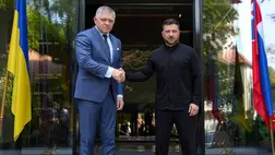 Volodimir Zelenszkij ukrán elnök (j) Robert Fico szlovák miniszterelnököt fogadja Ungváron 2025. szeptember 5-én. MTI/AP/Ukrán elnöki sajtóiroda.