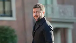 Volodimir Zelenszkij ukrán elnök a NATO-tagországok állam-, és kormányfői tiszteletére adott díszvacsorára érkezik a hágai Huis ten Bosch palotába 2025. június 24-én. (Fotó: MTI/AP/Markus Schreiber)