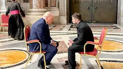 Volodimir Zelenszkij ukrán és Donald Trump amerikai elnök beszélget a vatikáni Szent Péter-bazilikában Ferenc pápa gyászszertartása idején, 2025. április 26-án. MTI/EPA/Ukrán elnöki sajtószolgálat.