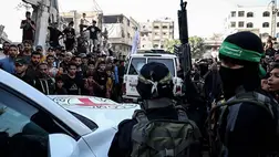 A Vöröskereszt járművei 2025. október 13-án, Gázában. Fotó: Khames Alrefi / Anadolu / Getty Images Hungary