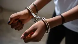 Bilincsben a csaló és strómanjai. A kiemelt kép illusztráció. (Fotó: Police.hu)