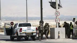 Az izraeli erők a helyszínen vizsgálódnak, miután egy teherautósofőr tüzet nyitott a Jordánia és Ciszjordánia közötti Allenby-hídnál 2024. szeptember 08-án Fotó: Anadolu via AFP
