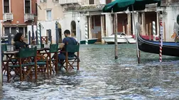 Elöntött utca Velencében . (Fotó: MTI/Andrea Merola)