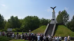 Csöndes főhajtás a tiszaújlaki turulmadaras emlékműnél - Rákóczi, a magyar szabadság- és hazaszeretet jelképe