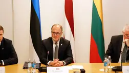 Andris Spruds 2024. januárban egy találkozón Észtország és Litvánia védelmi minisztereivel. MTI/EPA/TOMS KALNINS.