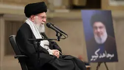  Ali Hamenei ajatollah, Irán legfelsőbb vezetője beszédet mond egy ünnepségen Teheránban, 2024. október 2-án. Hamenei azt mondta: „a régió összes problémája az USA és szövetségesei beavatkozása miatt van”. (Fotó: EPA/Iráni Vezető Irodája)