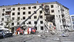 Tűzoltók egy lakóházat ért orosz légitámadást követően az észak-ukrajnai Harkivban 2024. június 22-én. MTI/AP/Rendkívüli helyzetek ukrán minisztériuma