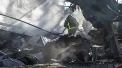 Tűzoltók vonultak a helyszínre, miután több orosz irányított bomba csapódott be Harkivban, Ukrajnában Anadolu via AFP/Serhii Masin