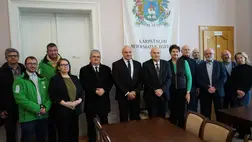 Karácsonyi ajándék a Magyar Református Egyháztól és a Szeretetszolgálattól - Gyermekeknek öröm, időseknek segítség. Fotó: Dobis-Lucski Zsófia