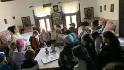Élő hagyomány a Nagyberegi Tájházban - Májusfaállítás, orgonaillat, kemencemeleg