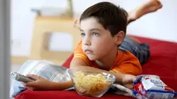 Rosszat teszünk a gyerekünknek, ha hagyjuk, hogy sok nasit egyen. Fotó: BURGER / Phanie