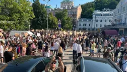 Kijevben több százan tüntetnek az Elnöki Hivatal közelében Mihajlo Fedorov védelmi miniszter leváltása ellen. Фото УП
