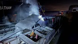 Füst emelkedik egy hajó felett, amely az éjszakai orosz dróncsapások során megsérült, Oroszország Ukrajna elleni támadása közepette, egy kikötőben az ukrajnai Odessza régióban, 2025. december 26-án. Fotó: Oleksii Kuleba / Reuters