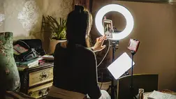 Nappal is munka, este is munka, mégsem elég – így dolgozik ma a fél világ. Illusztráció. Fotó: Kilito Chan / Getty Images