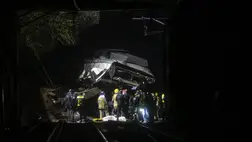 Sürgősségi egységek a helyszínen, ahol vonatbaleset történt Gelida város közelében 2026. január 21-én. Fotó: Lorena Sopena Lopez / Anadolu / Getty Images